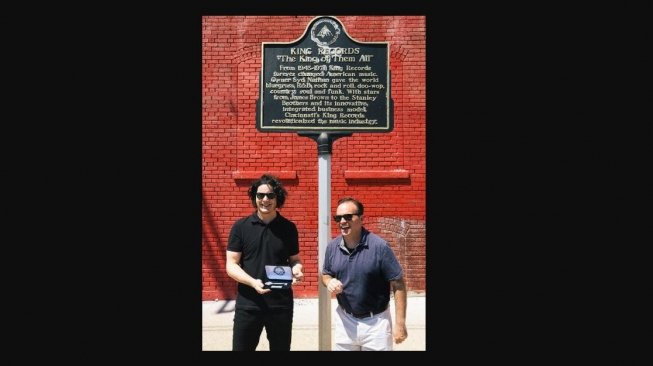 Jack White menerima kunci kota Cincinnati dari Walikota John Cranley di depan King Records, Selasa (4/6) [CityOfCincy/twitter].