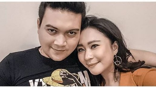 Chikita Meidy dan calon suami, Indra Adhitya. (Instagram)