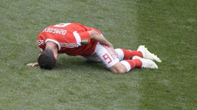 Pemain Rusia Alan Dzagoev mengalami cedera saat menghadapi Arab Saudi di laga perdana Grup A Piala Dunia 2018, Kamis (14/6/2018) [AFP]