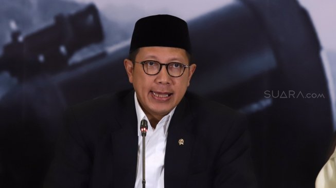 Menag Lukman Hakim Saifuddin bersama Ketua MUI Maruf Amin dan Ketua Komisi VIII DPR Ali Taher memberikan keterangan pers hasil Sidang Isbat 1 Syawal 1439 H, di  Jakarta, Kamis (14/6). 