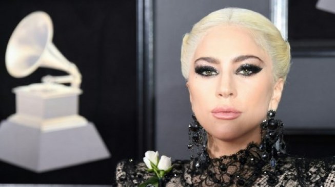 Lady Gaga Kembali Pakai Karya Rinaldy Yunardi, Kali Ini Cincin