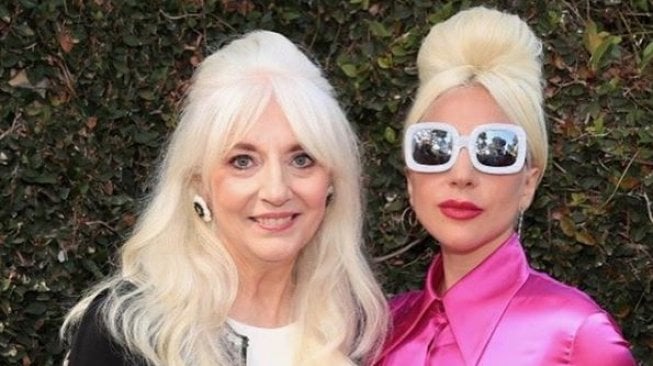 Lady Gaga dan ibunya, Cynthia Germanotta (@btwfoundation/instagram).