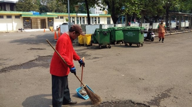 Curhat Penyapu Istiqlal, Jemaah Pungut Koran Setelah Salad Ied