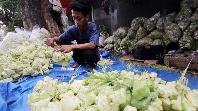 Penjual kulit ketupat di Pasar Palmerah, Jakarta, Kamis (14/6).