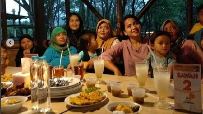 Elly Sugigi menggelar acara buka puasa bersama dengan keluarga Irfan Sbaztian. (Instagram)