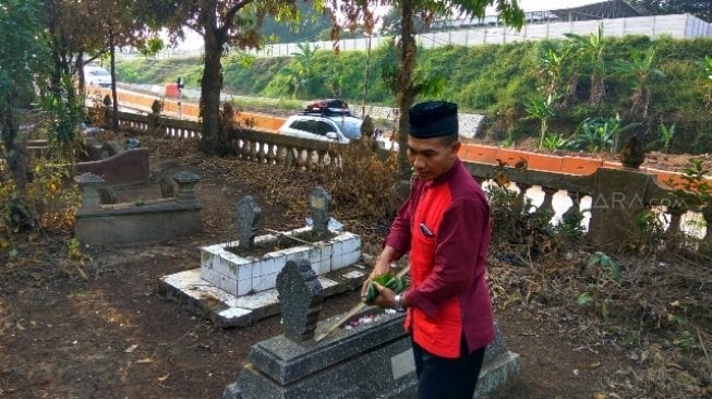 Ziarah Terakhir di Makam yang Akan Digusur untuk Tol Batang