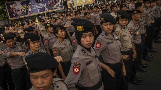 Sejumlah personel kepolisian mengikuti Apel Gelar Pasukan Pengamanan Malam Takbiran di Polda Metro Jaya, Jakarta, Kamis (14/6).