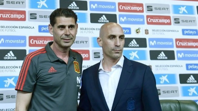 Pelatih baru Spanyol Fernando Hierro berpose dengan Presiden RFEF Luis Rubiales usai jumpa pers jelang Piala Dunia [AFP]