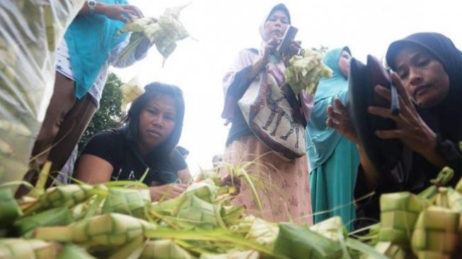 Pedagang Sarang Ketupat Raup Untung Rp 500.000 Per Hari