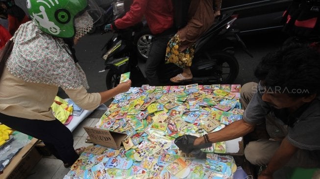 Penjual kartu ucapan Idul Fitri di Asemka, Jakarta, Kamis (14/6). 