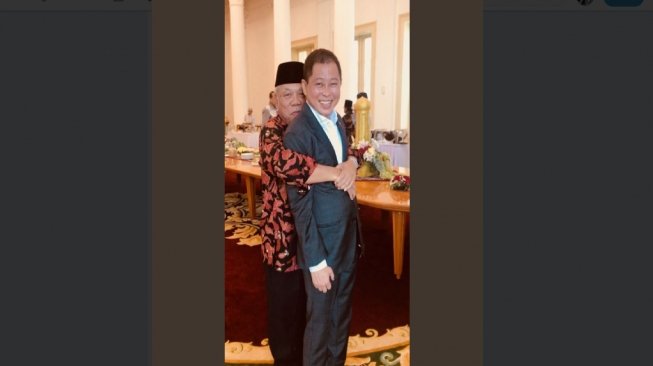 Menteri Pekerjaan Umum dan Perumahan Rakyat Basuki Hadimuljono peluk Menteri Energi dan Sumber Daya Mineral Ignarius Jonan. (Dok Kementerian PUPR)