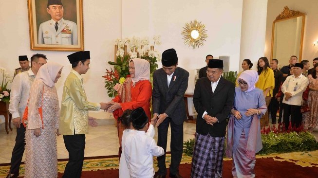 Presiden Joko Widodo (ketiga kanan) dan Ibu Negara Iriana Joko Widodo (keempat kanan) menyapa Wakil Presiden Jusuf Kalla (kedua kanan) dan Ibu Mufidah Jusuf Kalla (kanan) beserta keluarga besar di acara Silahturahmi Idul Fitri 1 Syawal 1439 H di Istana Kepresidenan Bogor, Jawa Barat, Jumat (15/6). 