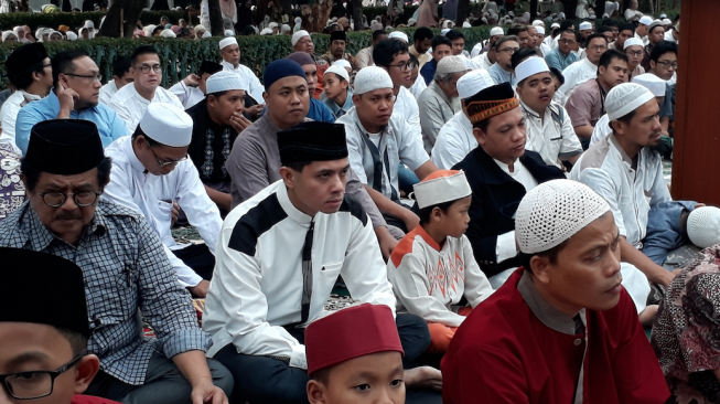 Bersama Ayah, Dude Harlino Tunaikan Salat Id