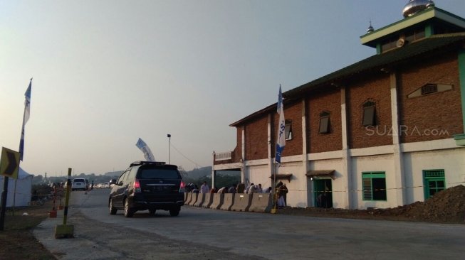 Salat id di Masjid Baitul Al Mustaghfirin di ruas tol Batang-Semarang, Jumat (15/6/2018) [Suara.com/Adam Iyasa].