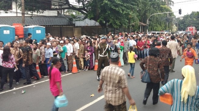 Lama Antre, Warga Kecewa Lihat Isi Bingkisan Lebaran dari JK