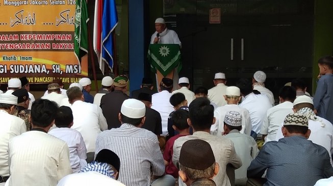 Tim PA 212 Eggi Sudjana usai salat Idul Fitri 1439 Hijriah di halaman STIE Muhammadiyah, Jaksel, Jumat (15/6/2018) [Ria Rizki/Suara.com].