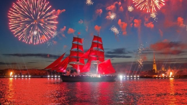 Kemeriahan The Scarlet Sails saat berlangsung midnight sun [Shutterstock].