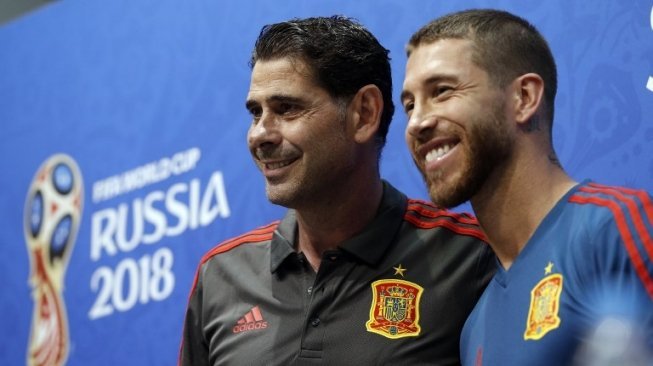 Pelatih baru timnas Spanyol Fernando Hierro berpose bersama kapten La Furia Roja Sergio Ramos usai jumpa pers jelang pertandingan kontra Portugal [AFP]