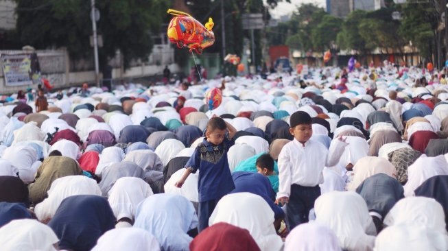 Umat Muslim melaksanakan salat Idul Fitri 1439 H di Jatinegara, Jakarta Timur, Jumat (15/6/2019). 