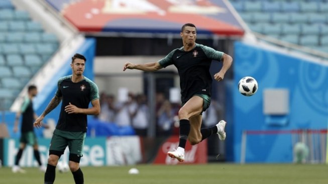 Pemain Portugal Cristiano Ronaldo mengontrol bola dalam sesi latihan jelang laga pertama Grup B kontra Spanyol [AFP]