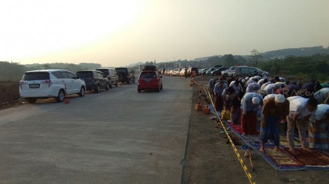 Salat id di Masjid Baitul Al Mustaghfirin di ruas tol Batang-Semarang, Jumat (15/6/2018) [Suara.com/Adam Iyasa].