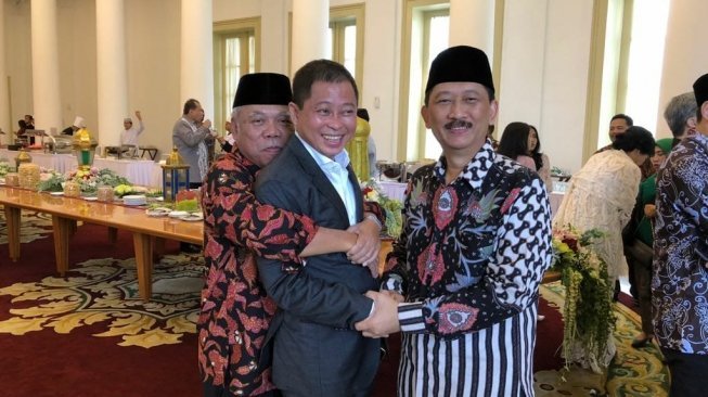 Akrabnya Menteri Basuki Peluk Jonan di Open House Jokowi