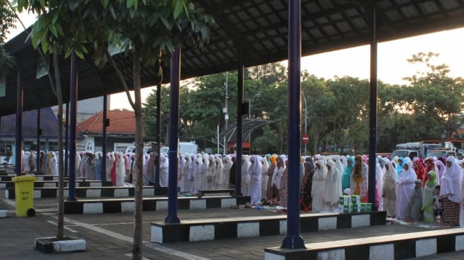 Suasana saf perempuan di Terminal Bratang, Surabaya [Suara.com/Dimas Angga Perkasa].