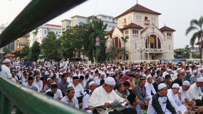 Umat Muslim melaksanakan salat Idul Fitri 1439 H di Jatinegara, Jakarta Timur, Jumat (15/6). 