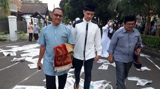 Dude Harlino tunaikan Salat Id didampingi ayahnya. (Suara.com/Ismail)