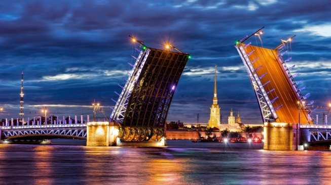 Jembatan di Saint Petersburg seperti Troitskiy dibangun dengan sistem drawbridge atau bascule bridge sehingga bisa diangkat untuk keperluan lintasan kapal [Shutterstock].