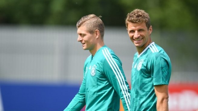 Dua penggawa Jerman Toni Kroos dan Thomas Muller (kanan) [AFP]