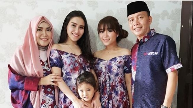 Minta Bantuan KBRI Singapura, Ibu Ayu Ting Ting Pajang Foto Haters Cucunya