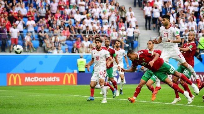 Pemain Maroko Aziz Bouhaddouz mencetak gol bunuh diri di pertandingan Grup B Piala Dunia 2018, Jum'at (15/6/2018), kontra Iran [AFP]