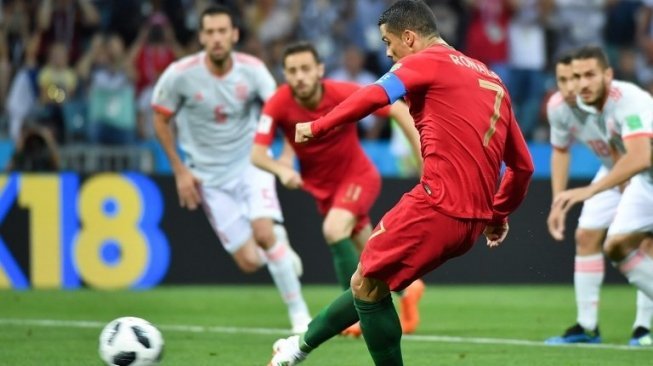 Cristiano Ronaldo melakukan tendangan dari titik penalti guna membuat Portugal unggul atas Spanyol. Nelson Almeida / AFP