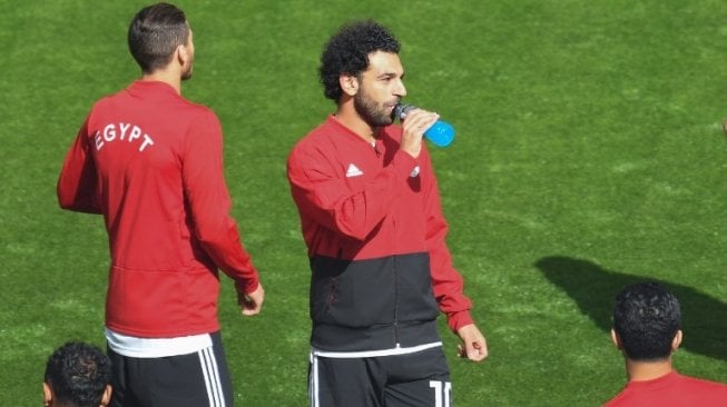 Bintang Timnas Mesir, Mohamed Salah, tak dimainkan sama sekali di laga kontra Uruguay (HECTOR RETAMAL / AFP)