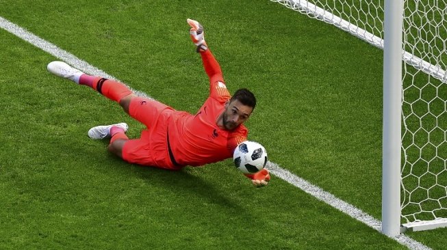 Penjaga gawang Pranci, Hugo Lloris melakukan penyelamatan dalam laga kontra Australia, Sabtu (16/6).[AFP/Luis Acosta]