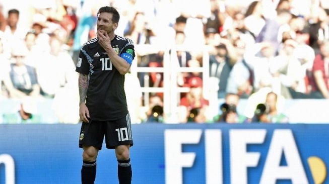 Reaksi striker Argentina, Lionel Messi, setelah gagal membobol gawang Islandia lewat titik penalti pada Sabtu (16/6). [AFP/Juan Mabromata]