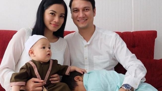 Titi Kamal, Christian Sugiono dan dua anaknya (@titi_kamall/instagram).