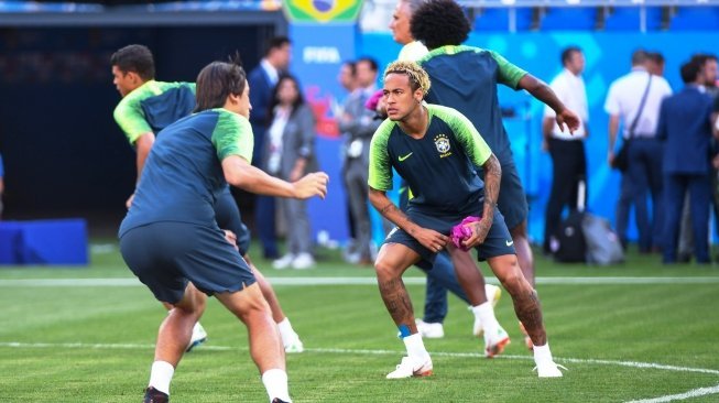 Pemain Brasil, Neymar, dalam latihan bersama timnya, Sabtu (16/6), jelang laga grup E Piala Dunia 2018 kontra Swiss di Rostov Arena, Rusia. [KHALED DESOUKI / AFP]