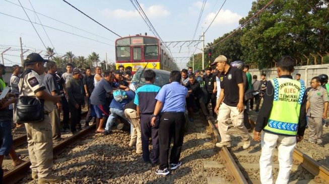 Avanza Ditabrak Commuter Line di Tangerang, 2 Orang Tewas