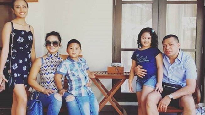 Krisdayanti dan Raul Lemos bersama dua anaknya. (Instagram)