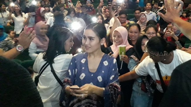 Suasana meriah saat nonton bareng film Dimsum Martabak bareng Ayu Ting Ting. (Ismail/Suara.com)