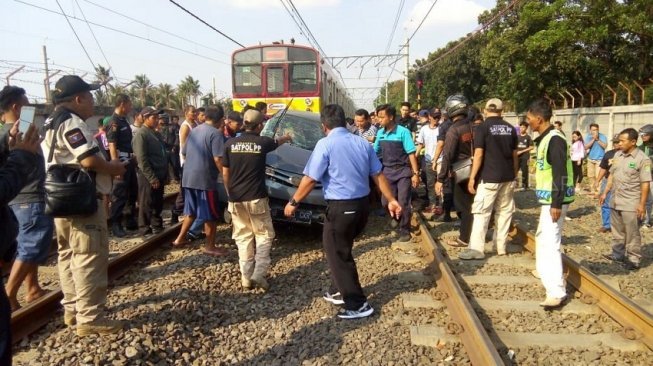 Mobil Avanza ditabrak Commuter Line di Tangerang. (Suara.com/Anggy Muda)