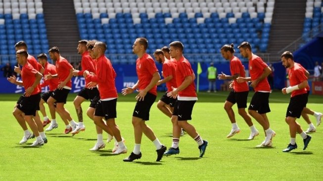 Para pemain Serbia melakukan latihan di Samara Arena, Samara. EMMANUEL DUNAND / AFP