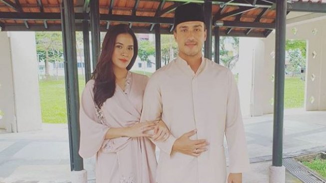 Hamish Daud dan Raisa merayakan Idul Fitri, Sabtu (16/6/2018) [@hamishdw/instagram).