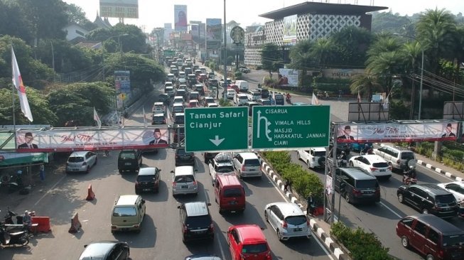 Siang Ini Jalur Puncak Masih Padat