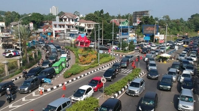 Kemacetan di Jalur Puncak mengular hingga 10 kilometer (Suara.com/Rambiga)