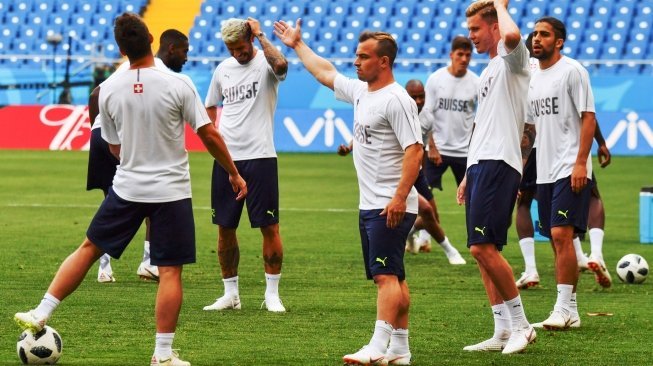 Bintang timnas Swiss, Xherdan Shaqiri (tengah), bersama rekan-rekan dalam latihan timnya, Sabtu (16/6), jelang laga kontra Brasil di penyisihan grup E Piala Dunia 2018 di Rostov Arena, Rusia. [PASCAL GUYOT / AFP]