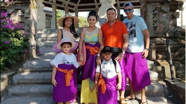 Krisdayanti bersama Raul Lemos dan dua anaknya berkunjung ke Monkey Forest, Uluwatu, Bali. (Instagram)