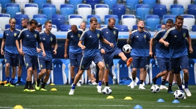 Para pemain Swedia melakukan sesi latihan. Dimitar DILKOFF / AFP